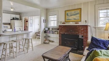 Flat-screen TV, fireplace