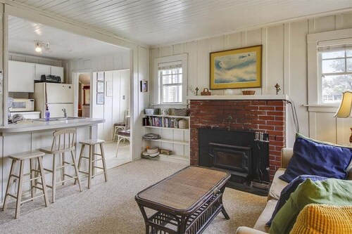 Sisters - 1 Block to the Beach!