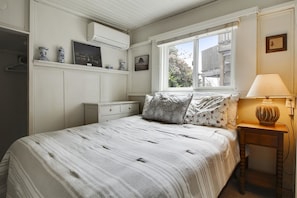 2 bedrooms, iron/ironing board, Internet, bed sheets