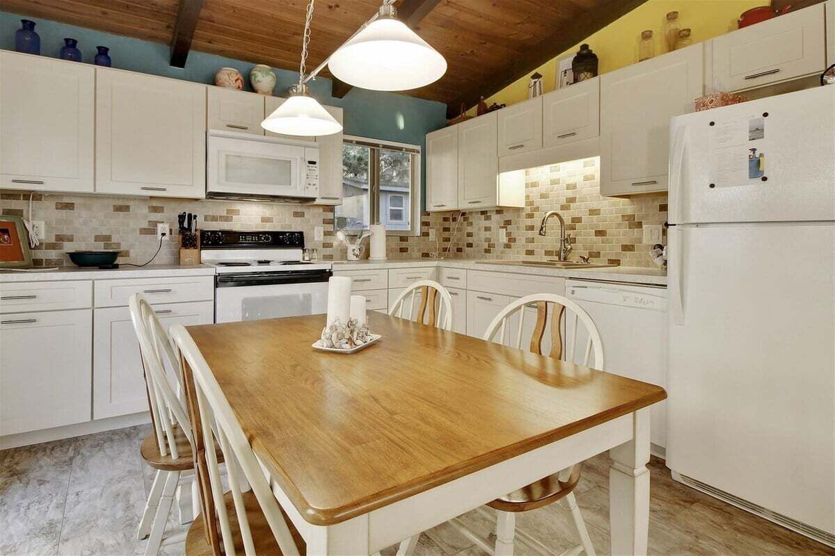 Kylskåp, mikrovågsugn, ugn och spishäll