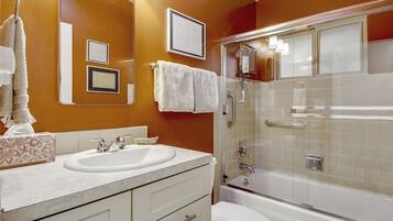 Tina, secadora de cabello, toallas