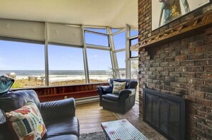 TV - Arch Capella - Oceanfront! (Arch Cape)