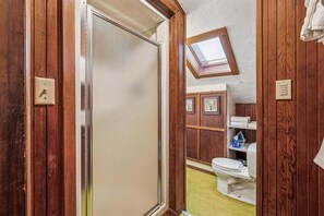 Bathtub, hair dryer, towels - The Harrison Inn * Artist`s Cottage - New Listing! (Cannon Beach)