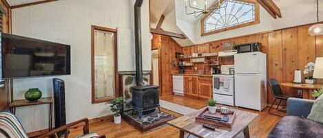 Een open haard en boeken