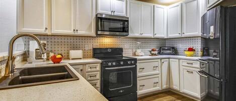 Refrigerador, microondas, horno y parrilla de estufa