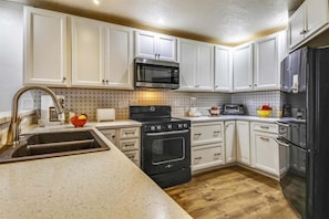 Refrigerador, microondas, horno y parrilla de estufa 