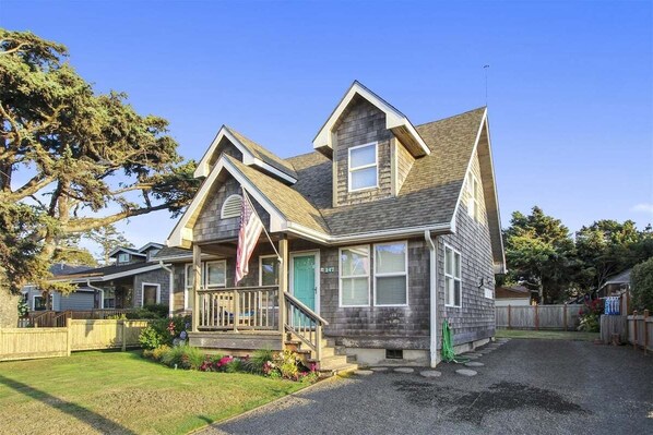Exterior - Monroe House - Steps to the Beach! (Cannon Beach)