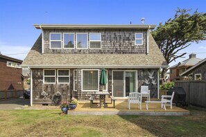 Outdoor dining - Monroe House - Steps to the Beach! (Cannon Beach)