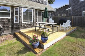 Outdoor dining - Monroe House - Steps to the Beach! (Cannon Beach)
