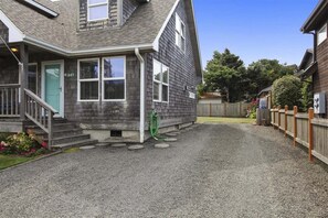 Exterior - Monroe House - Steps to the Beach! (Cannon Beach)