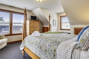 3 bedrooms, free WiFi, bed sheets - Monroe House - Steps to the Beach! (Cannon Beach)