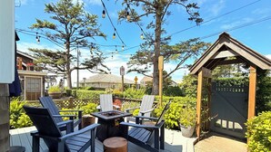 Terrace/patio - Newly Renovated+Fire Table+Steps from Cannon Beach (Cannon Beach)