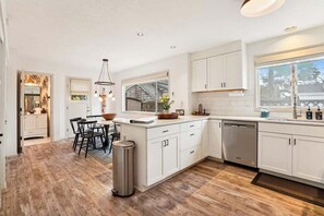 ثلاجة، ميكروويف، فرن، موقد طهي مسطح