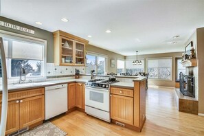 冰箱、微波炉、烤箱、炉灶