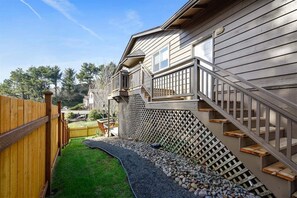 Exterior - CB Sands - Short walk to the Beach! (Cannon Beach)