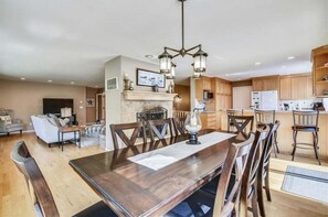 Dining - CB Sands - Short walk to the Beach! (Cannon Beach)