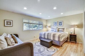 4 bedrooms, free WiFi - CB Sands - Short walk to the Beach! (Cannon Beach)