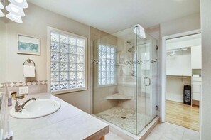 Bathtub, hair dryer, towels - CB Sands - Short walk to the Beach! (Cannon Beach)