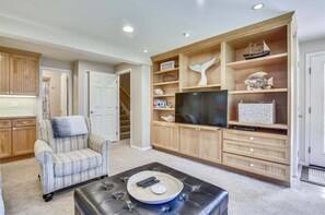 电视、壁炉、办公室