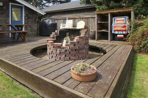 Outdoor dining - Singing Sands - Built in 1920! (Arch Cape)