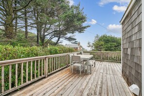 Outdoor dining - Shutterbug - 1 Block to the Beach! (Arch Cape)