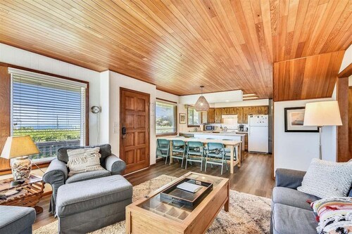 Shutterbug - 1 Block to the Beach!