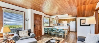 Shutterbug - 1 Block to the Beach!