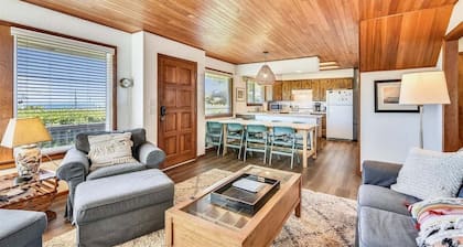 Shutterbug - 1 Block to the Beach!