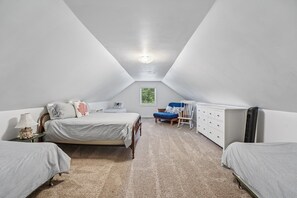 3 bedrooms, desk, iron/ironing board, free WiFi