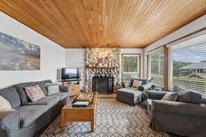 Smart TV, fireplace, DVD player, table tennis