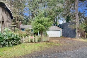Exterior - D & D Retreat - Quiet Neighborhood! (Cannon Beach)