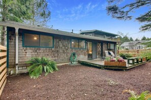 Exterior - D & D Retreat - Quiet Neighborhood! (Cannon Beach)