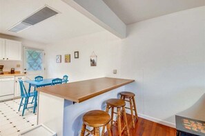 Dining - D & D Retreat - Quiet Neighborhood! (Cannon Beach)