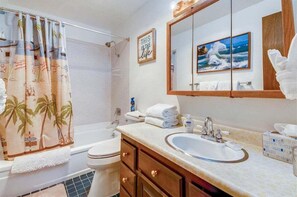 Bathtub, hair dryer, towels - D & D Retreat - Quiet Neighborhood! (Cannon Beach)