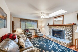 TV, fireplace