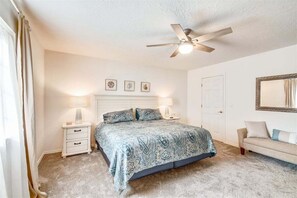 4 bedrooms, desk, free WiFi, bed sheets