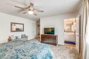 4 bedrooms, desk, free WiFi