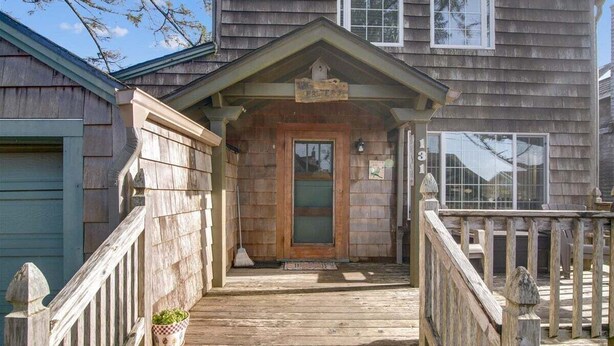 A wooden house with a front porch, a green door, and a mailbox. - The Walter House - Quiet Neighborhood! (Cannon Beach)