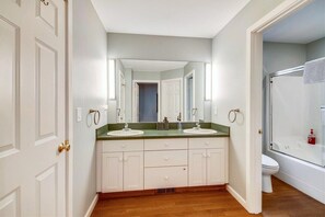 Bathtub, hair dryer, towels - Nantucket West - Hot Tub! (Cannon Beach)