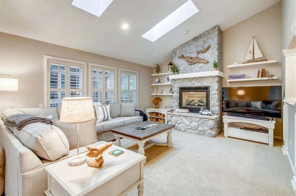 Fireplace - Nantucket West - Hot Tub! (Cannon Beach)