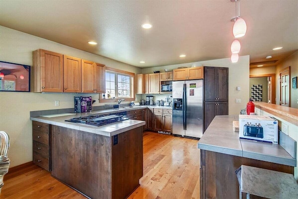 Réfrigérateur, micro-ondes, four, plaque de cuisson