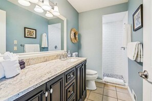 浴缸、吹风机、毛巾