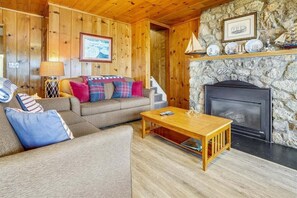 Televisión de pantalla plana y chimenea 