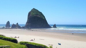 Una playa con grandes formaciones rocosas y un cielo despejado.