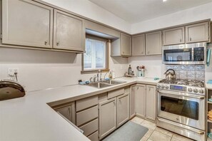 Refrigerador, microondas, horno y parrilla de estufa 