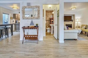 Smart TV, fireplace, books - Sandy Owl - Close Beach Access! (Cannon Beach)