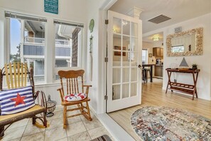 Interior - Sandy Owl - Close Beach Access! (Cannon Beach)