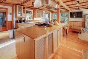 Kjøleskap, mikrobølgeovn, kokeplater og oppvaskmaskin