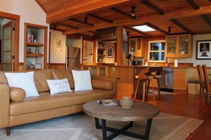 Smart-TV, Kamin, Bücher