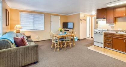 Sandcastle Inn #602 - Downtown Apartment!